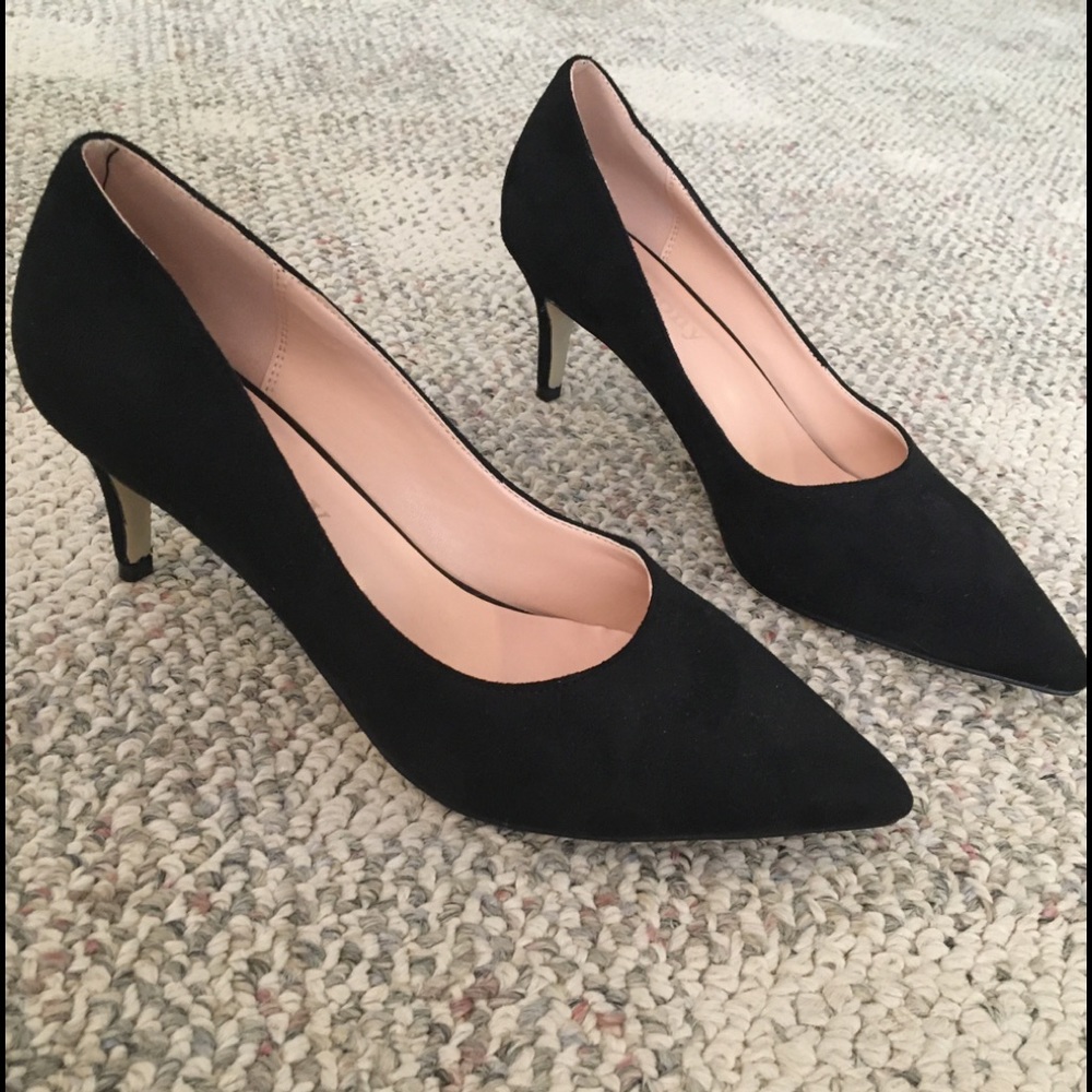 New Ayercony size 7 black suede heels.